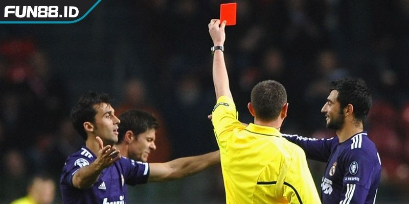 Cập nhật loại hình cá cược thẻ phạt tại FUN88